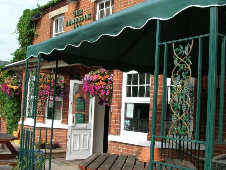 The Emmbrook Inn Hotel Wokingham Exterior photo