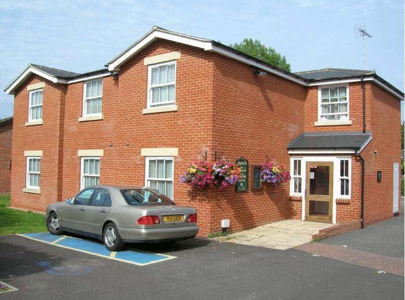 The Emmbrook Inn Hotel Wokingham Exterior photo