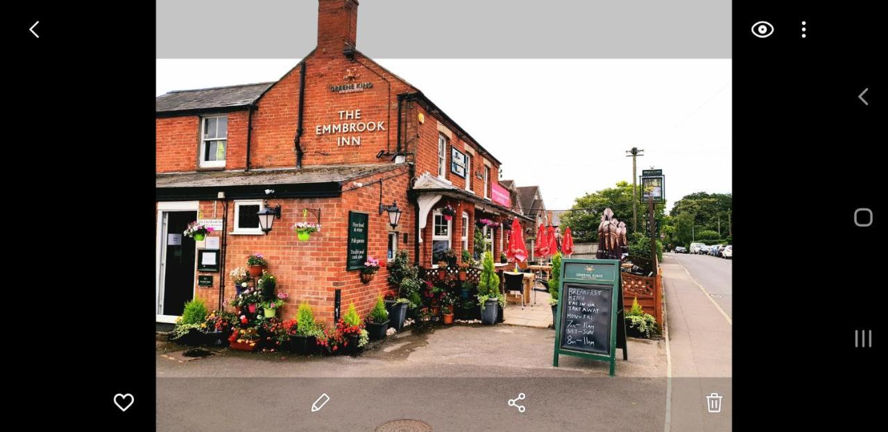 The Emmbrook Inn Hotel Wokingham Exterior photo