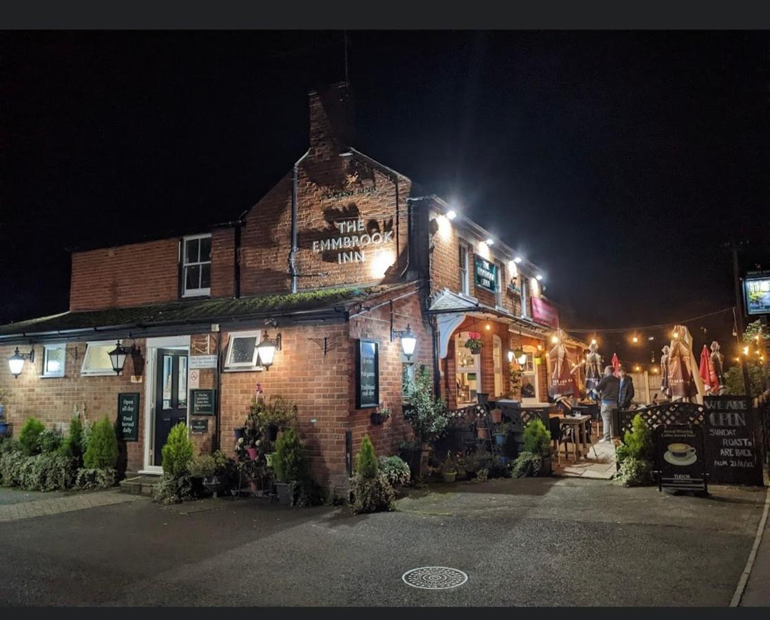 The Emmbrook Inn Hotel Wokingham Exterior photo